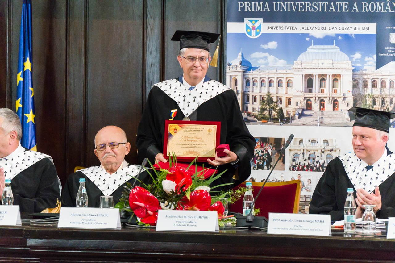 Academicianul Mircea Dumitru a primit titlul de Doctor Honoris Causa al UAIC
